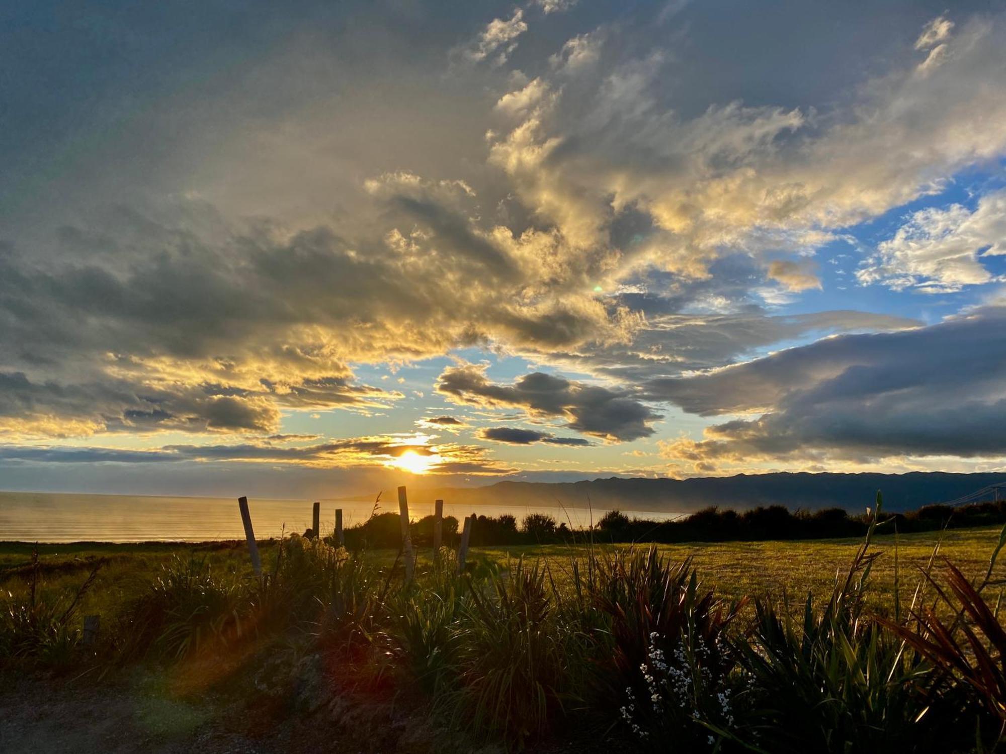 “The Cliffs” Humpridge View Motels Tuatapere Bagian luar foto