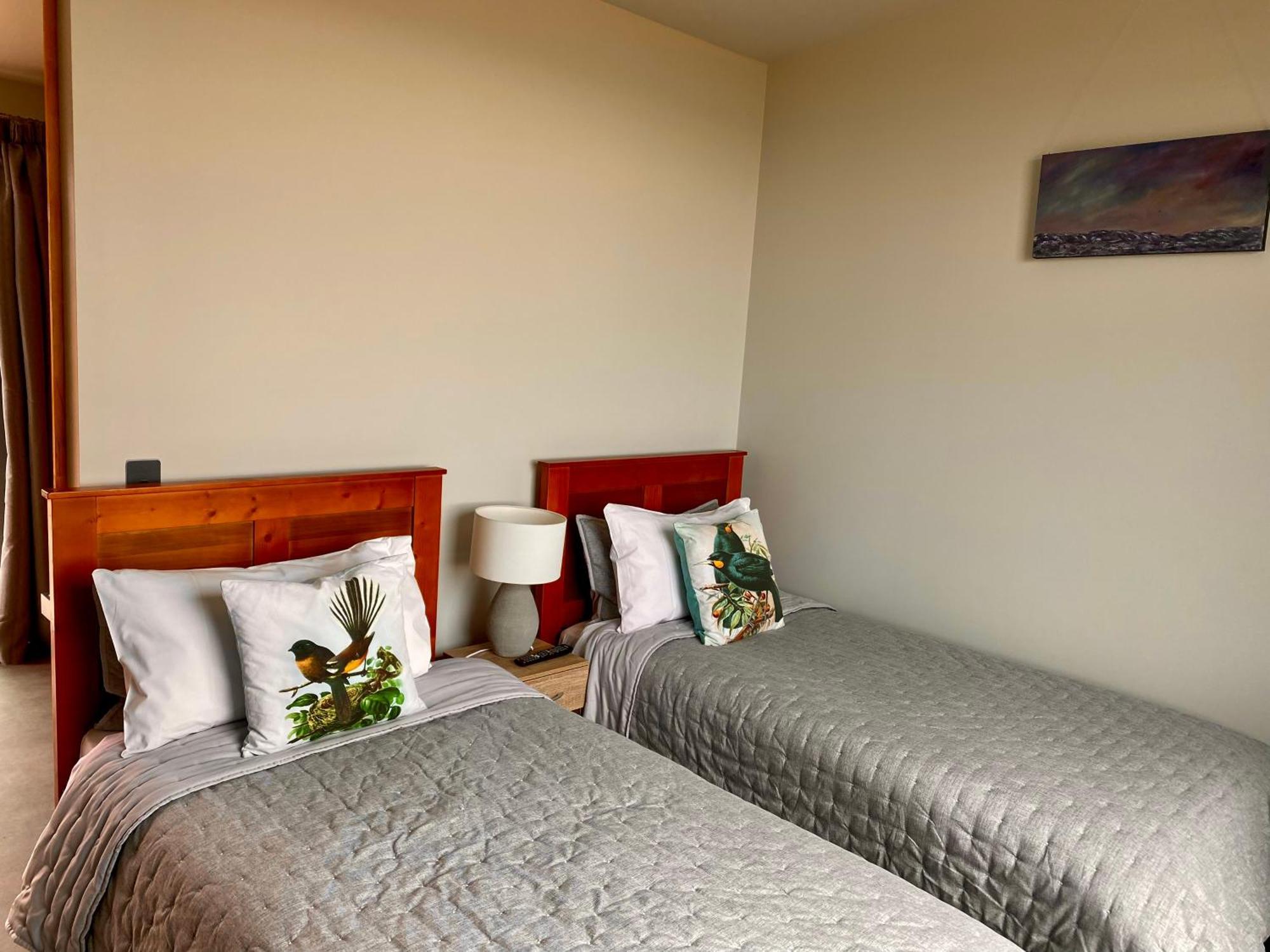 “The Cliffs” Humpridge View Motels Tuatapere Bagian luar foto