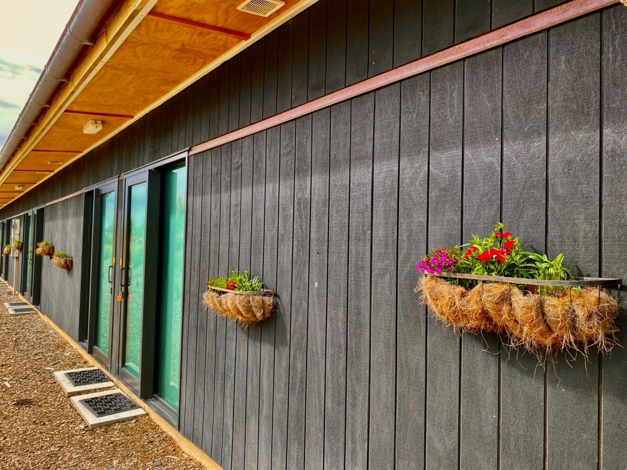 “The Cliffs” Humpridge View Motels Tuatapere Bagian luar foto